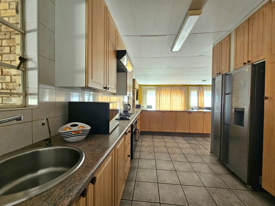 5 Bedroom Property for Sale in Kannoniers Park North West